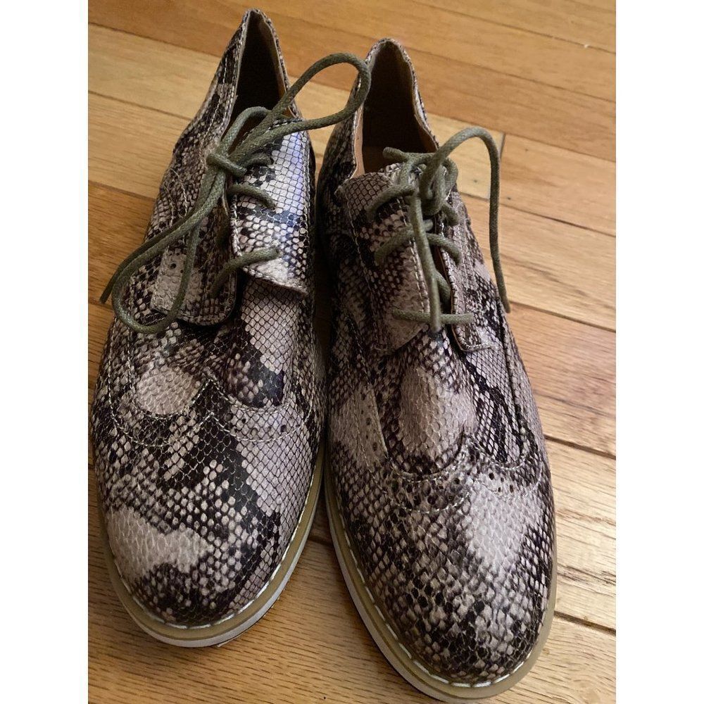 Shoedazzle, women's animal print laced up fashion sneakers size 9 - Picture 2 of 7